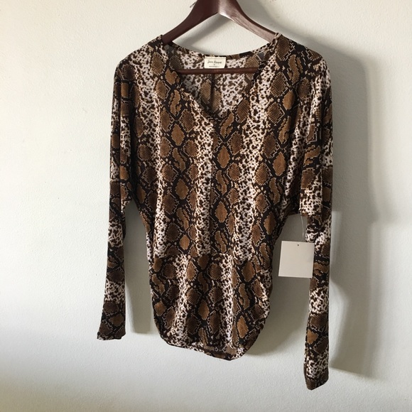Free Kisses Tops Snake Print Top Sz S Poshmark